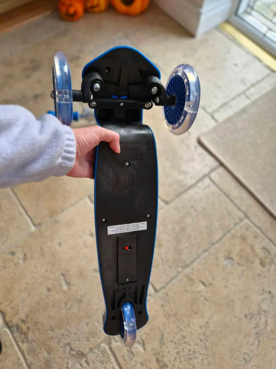Blue light up 3 wheel scooter - Image 4