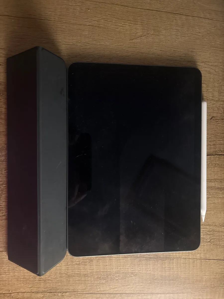 iPad Air 5 w Apple Pencil and Case - Image 1
