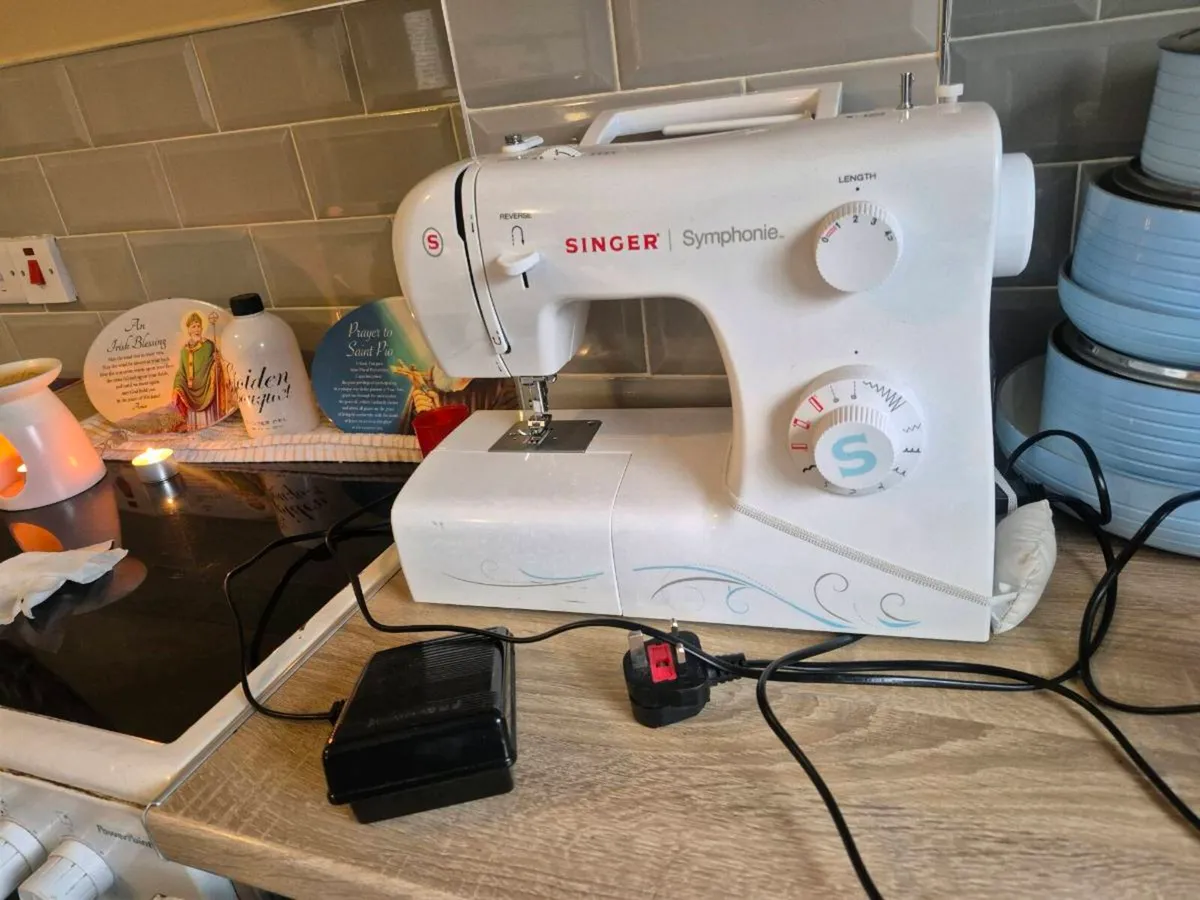 Selling my faithful Singer Symphonie 2250 sewing m - Image 3