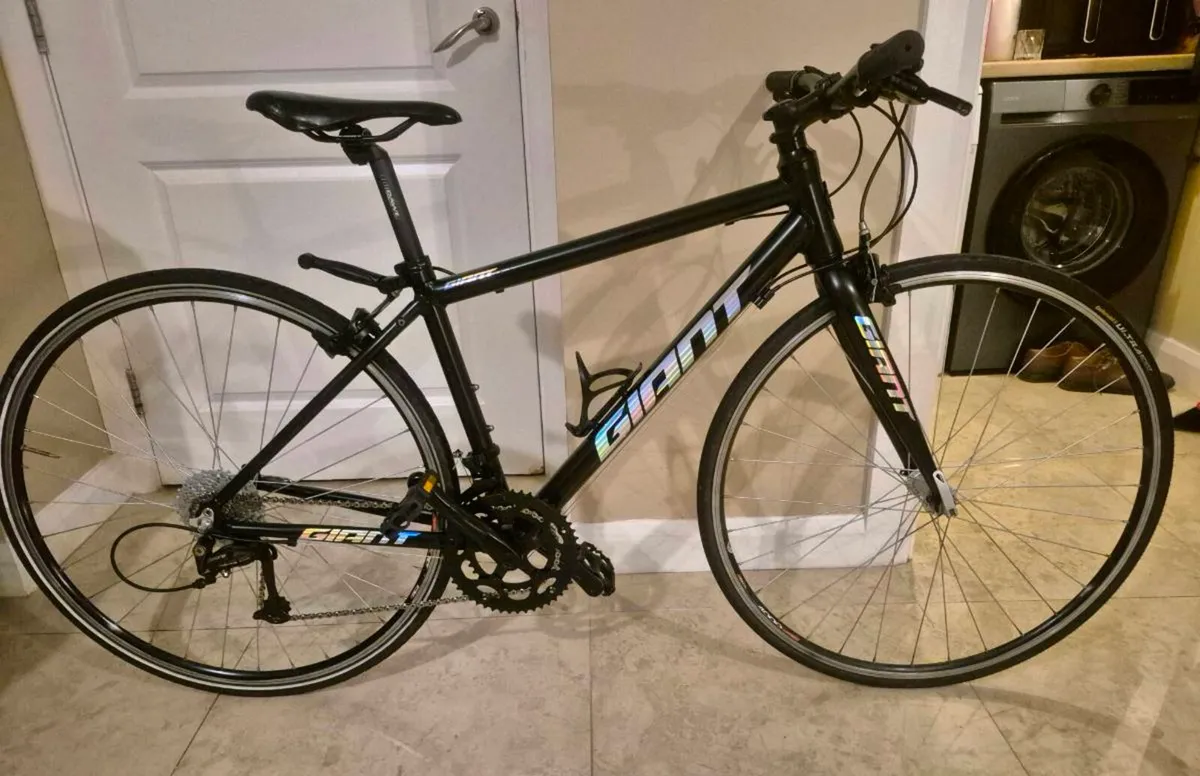 GIANT ESCAPE 3 HYBRID BIKE – MEDIUM EXCELLENT COND - Image 1