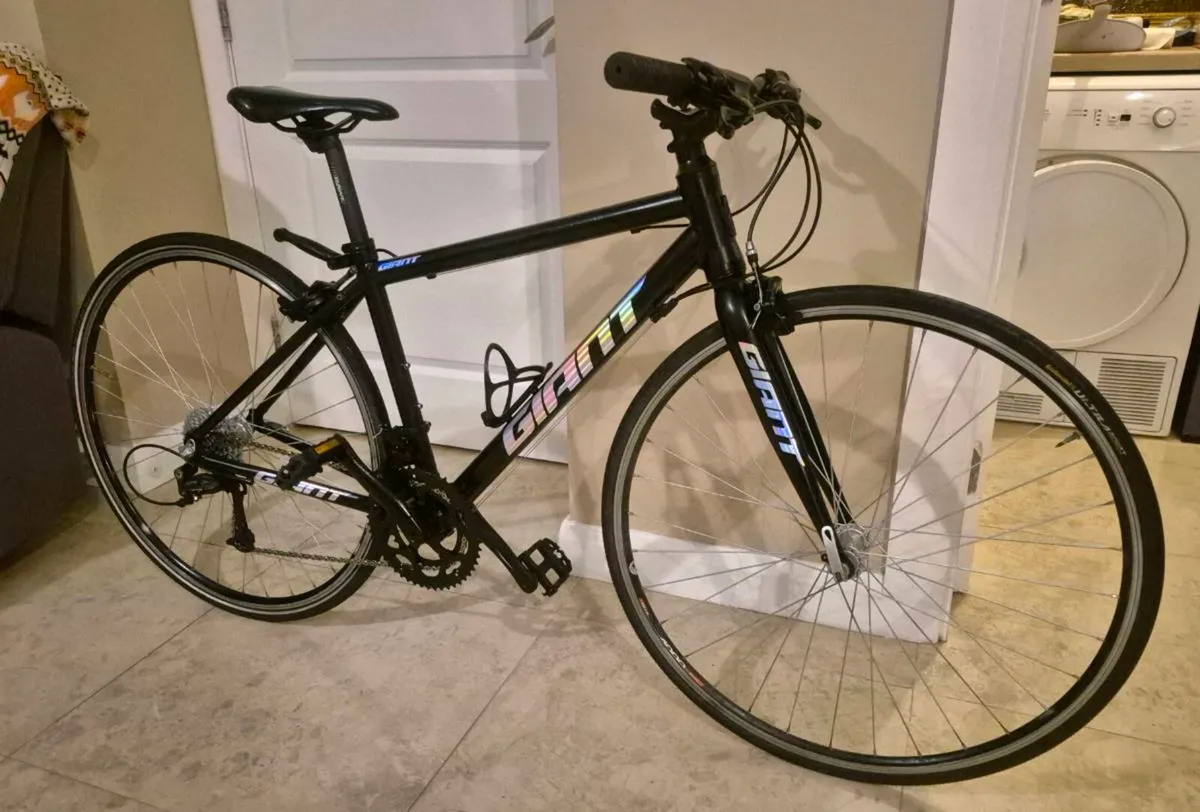 GIANT ESCAPE 3 HYBRID BIKE – MEDIUM EXCELLENT COND - Image 2