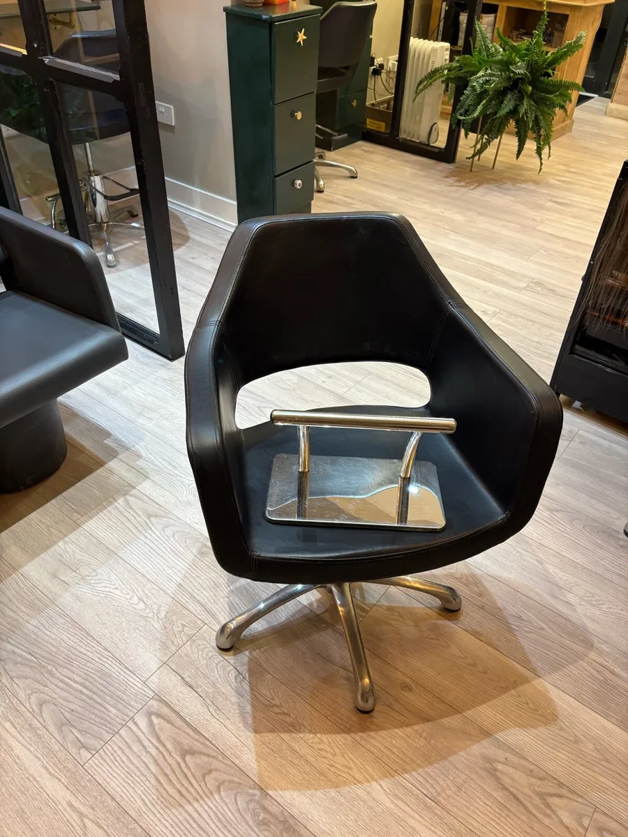 Hairdressing chairs - Image 1