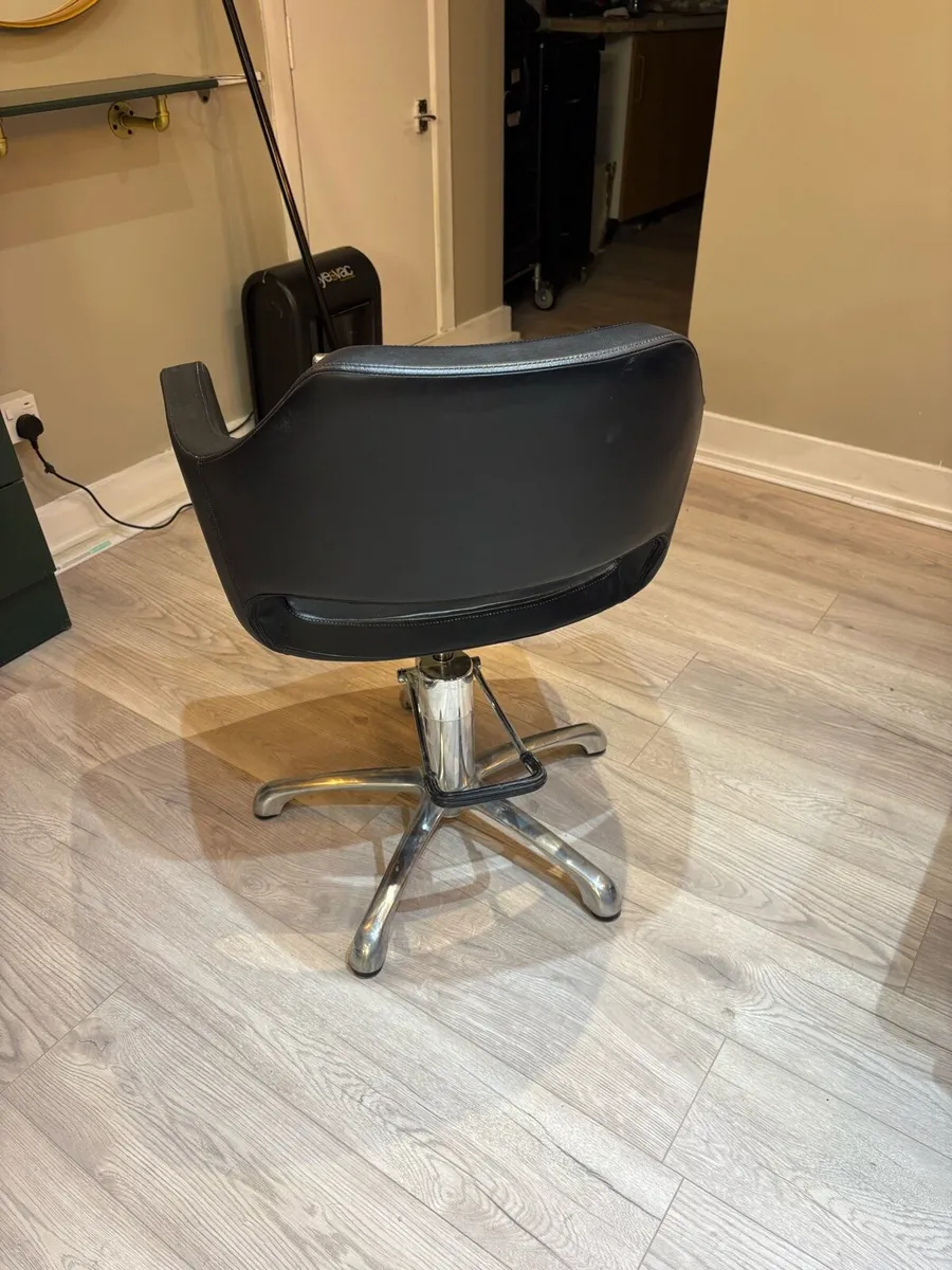 Hairdressing chairs - Image 3