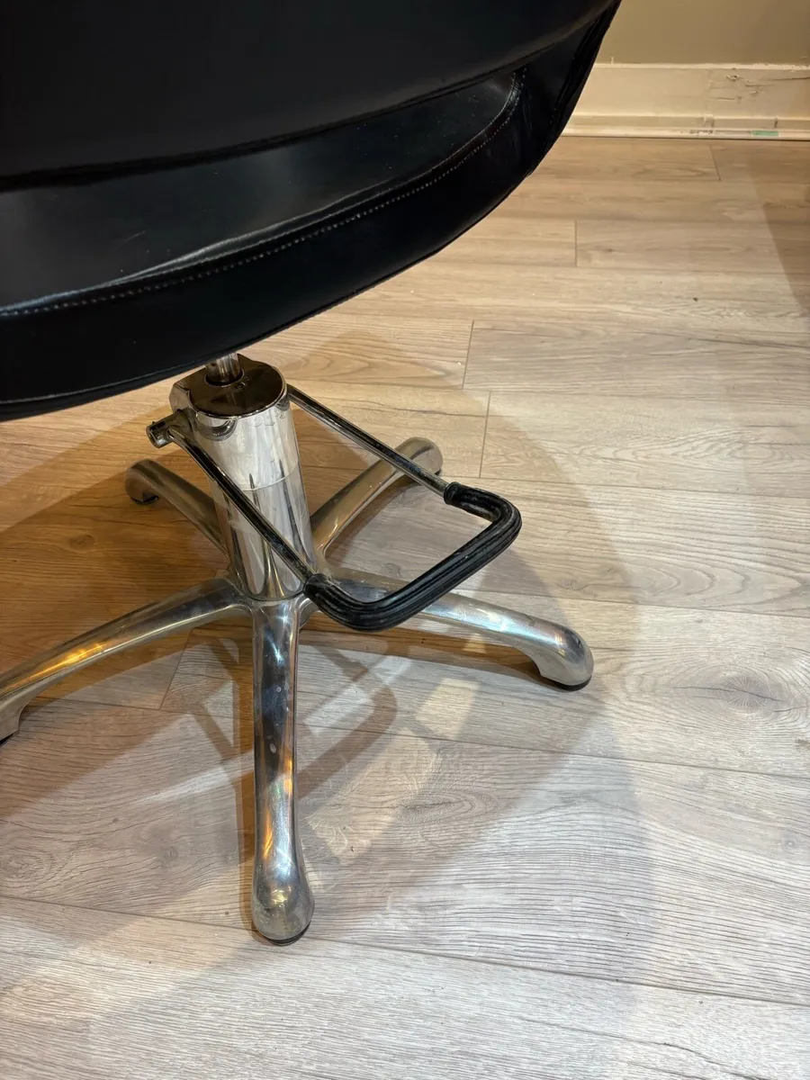 Hairdressing chairs - Image 4