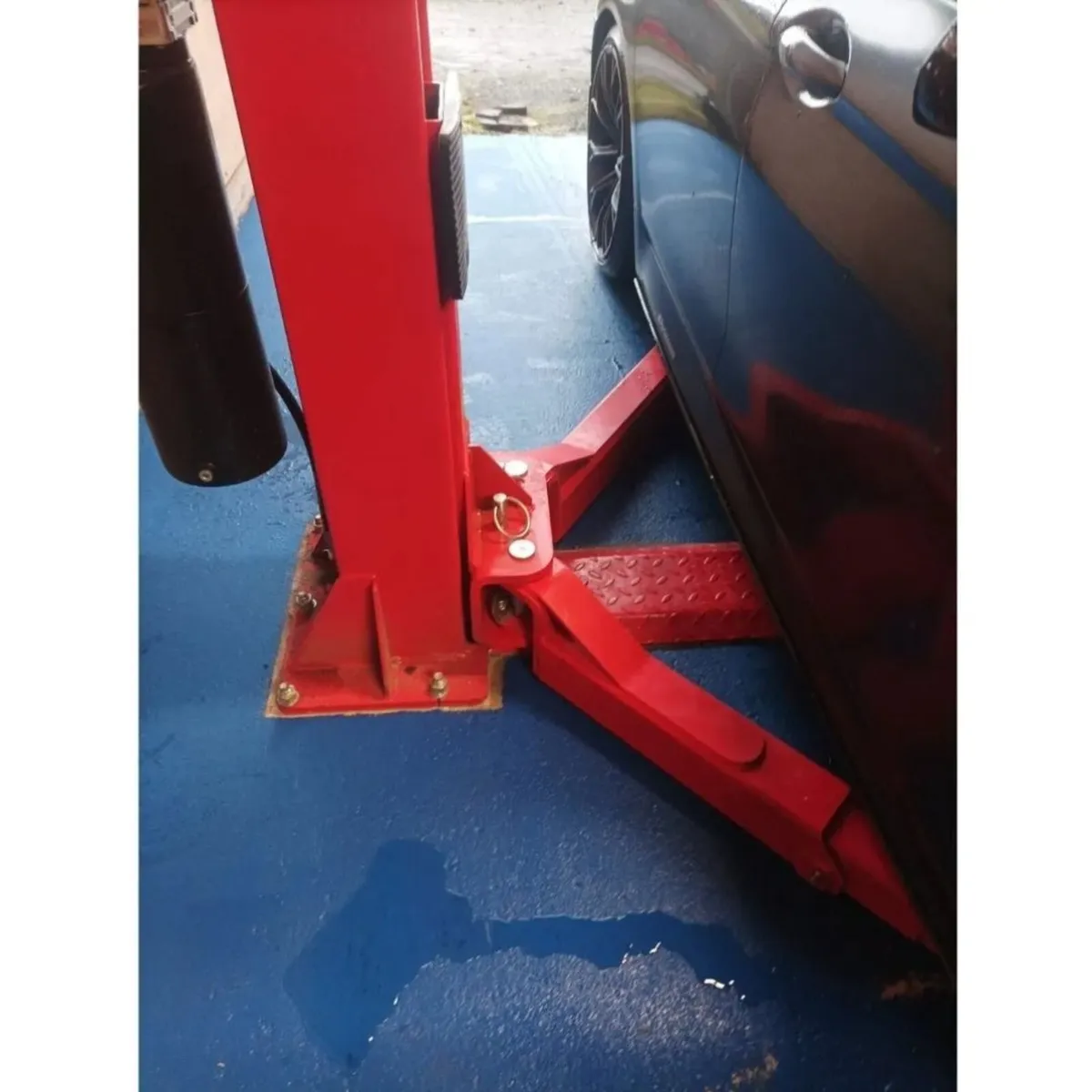 Taranto 2 Post car lift 4 ton 230v - Image 3