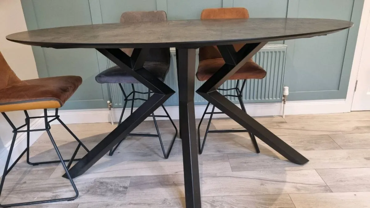 Dining table with 6 chairs - Image 1