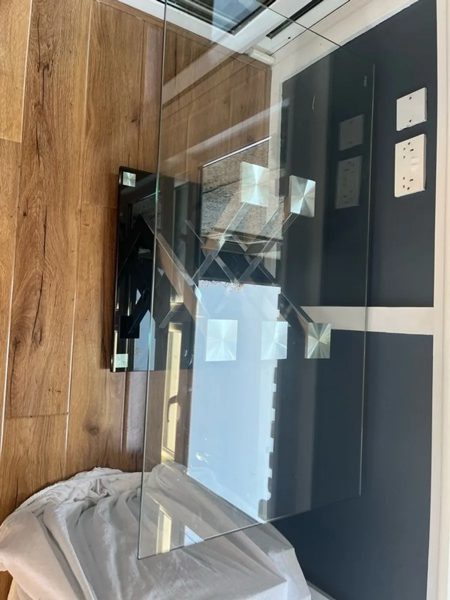 Glass  table - Image 1