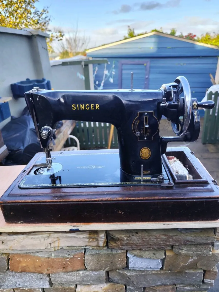 Singer sewing machine - Image 1