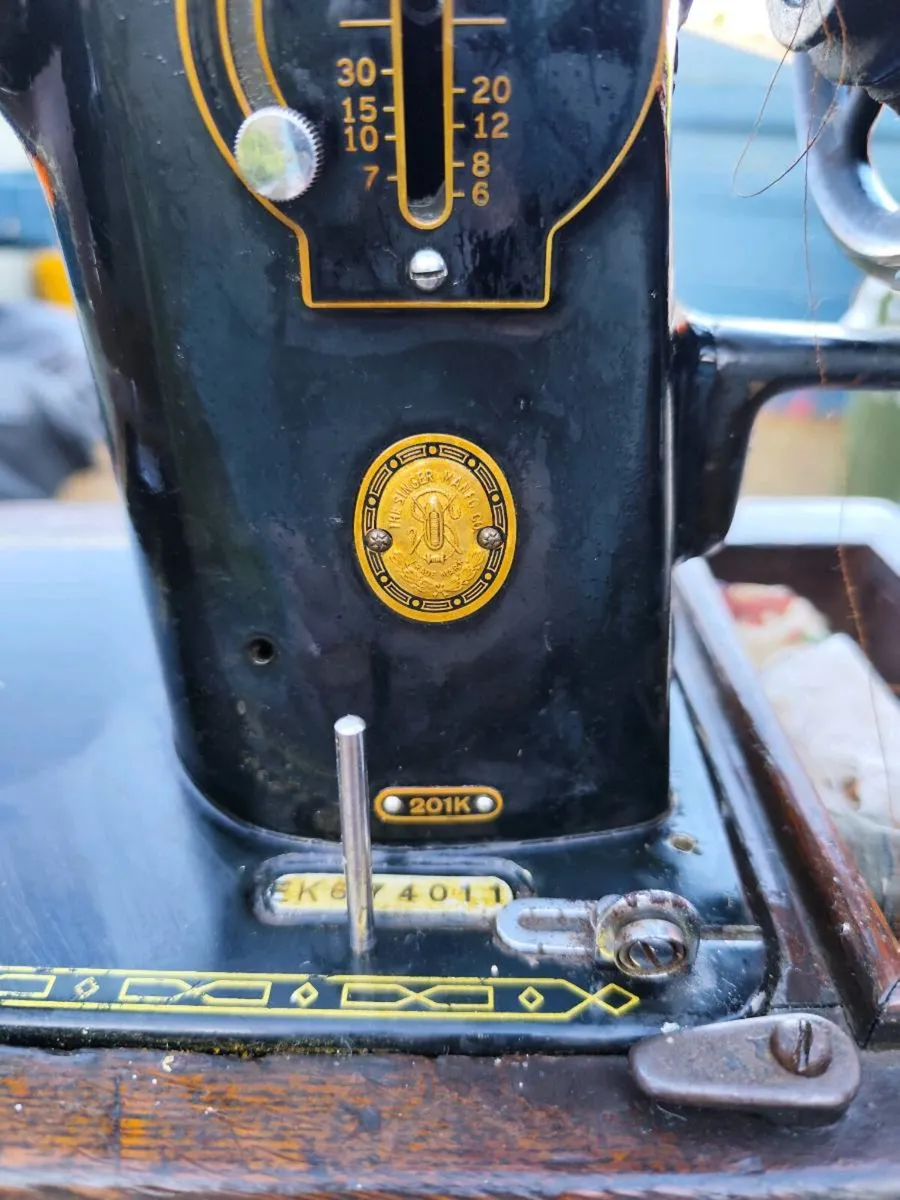 Singer sewing machine - Image 2
