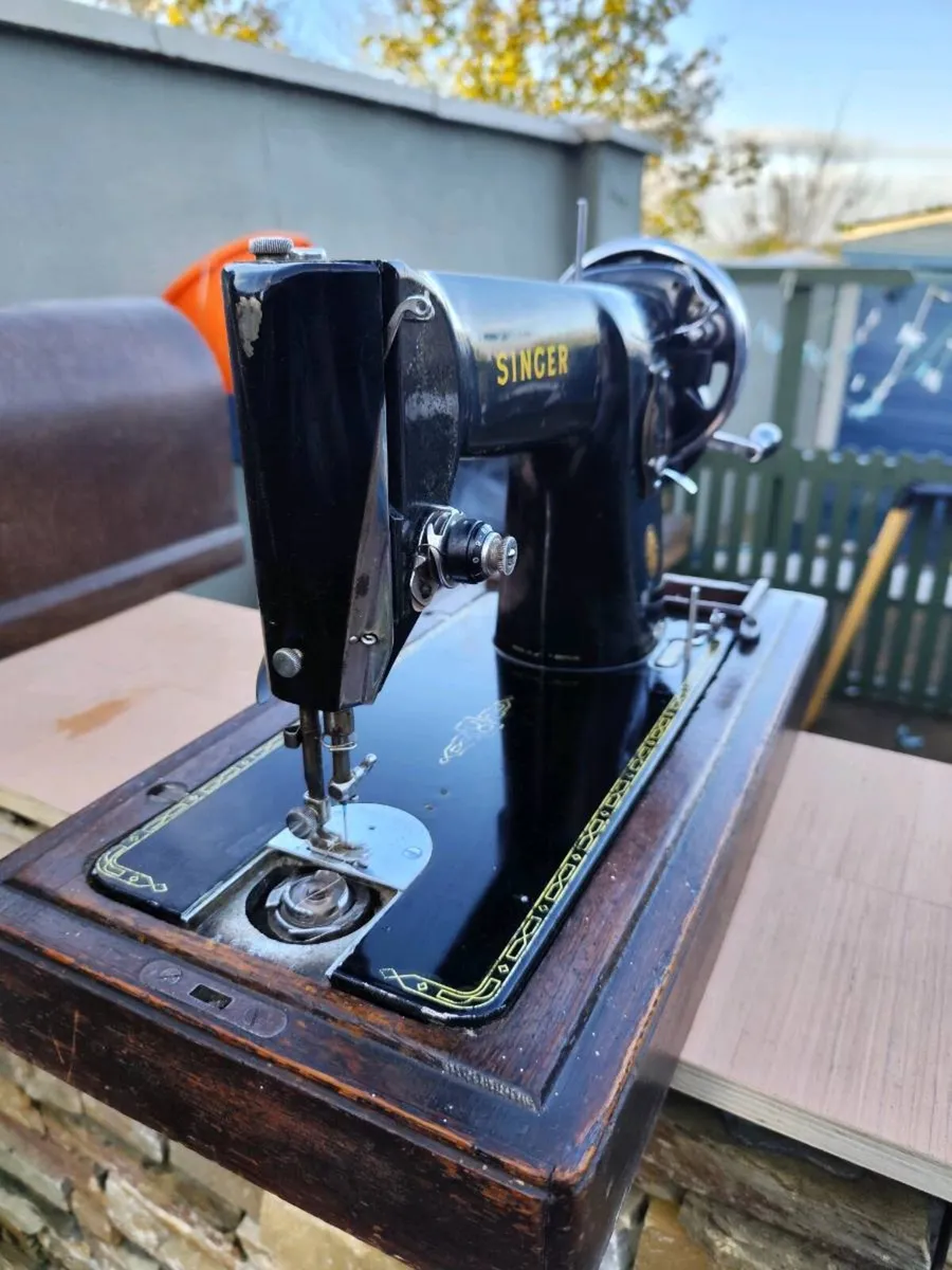 Singer sewing machine - Image 3