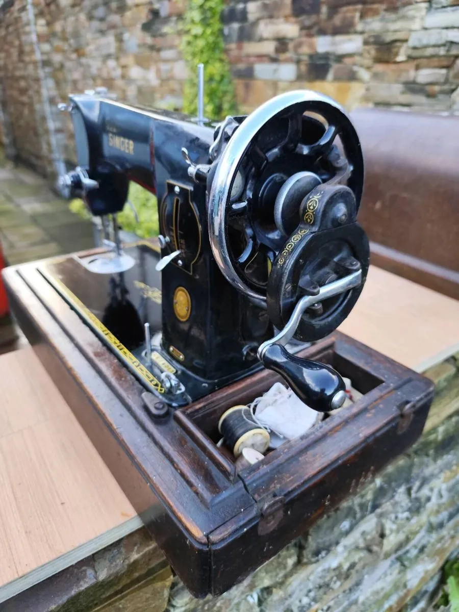 Singer sewing machine - Image 4