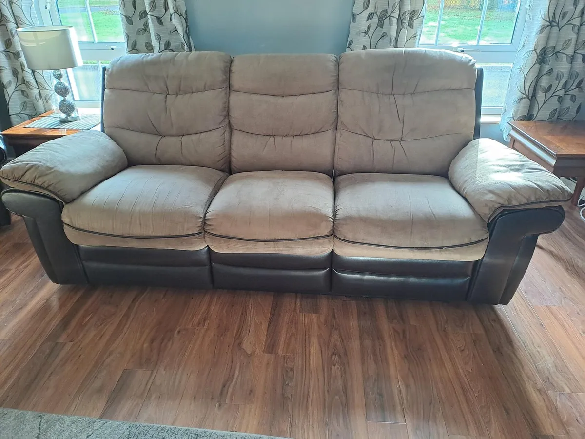 Suite of furniture - Image 1