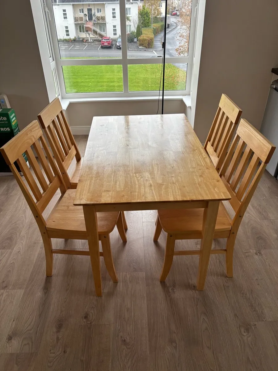 Table and chairs - Image 1