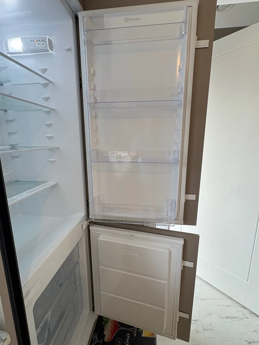 Electrolux Integrated 70/30 Fridge Freezer (LNS5LE - Image 3
