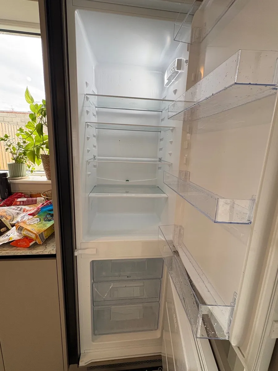 Electrolux Integrated 70/30 Fridge Freezer (LNS5LE - Image 4