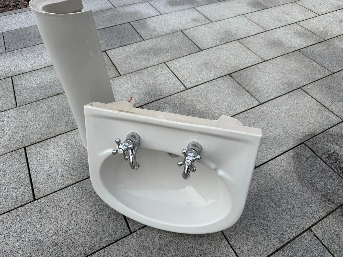 Bathroom sink - Image 1
