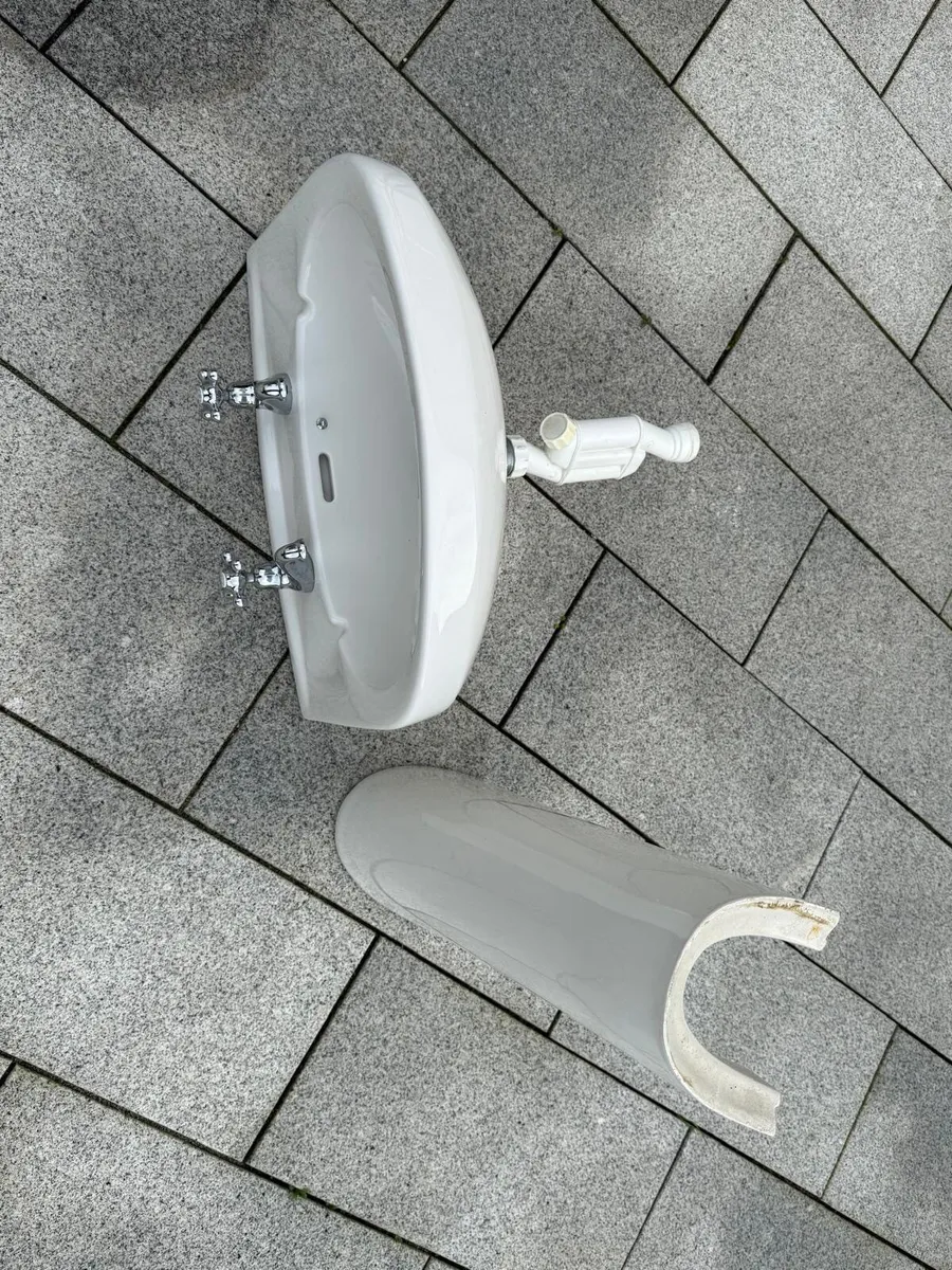 Bathroom sink - Image 3