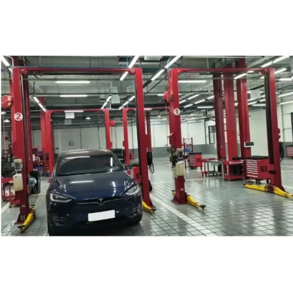 Taranto 4.2 Ton Clear Floor 2 Post Automotive Lift - Image 2