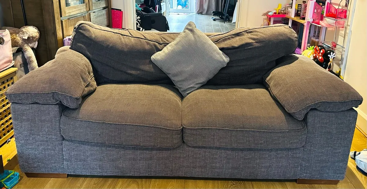 2 seat couch - Image 1