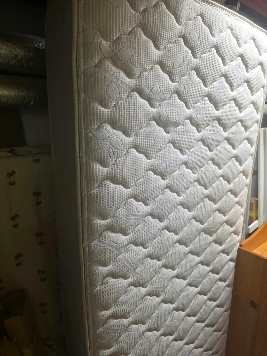Single bed and mattress - Image 2