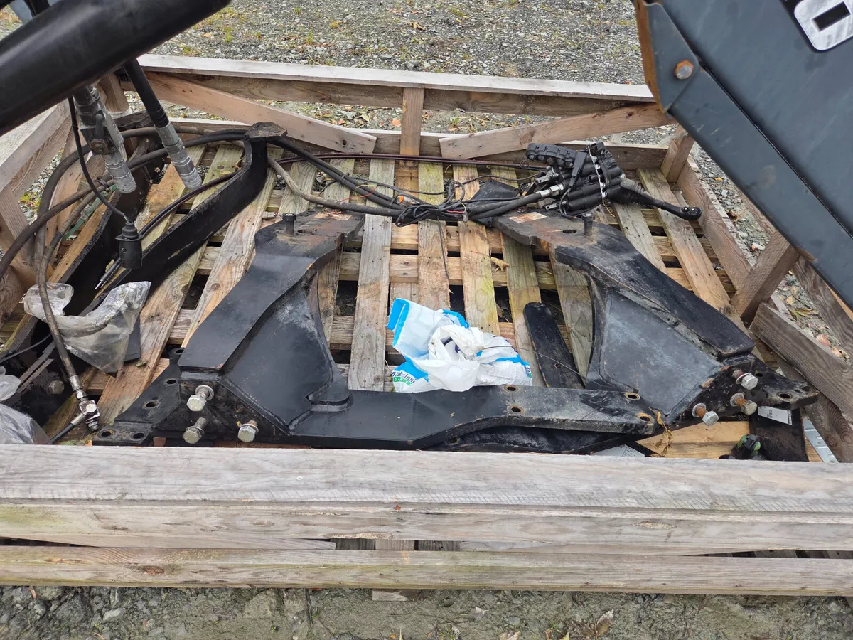 Quicke Q40 Loader - Image 2