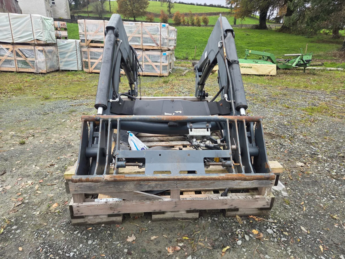 Quicke Q40 Loader - Image 3