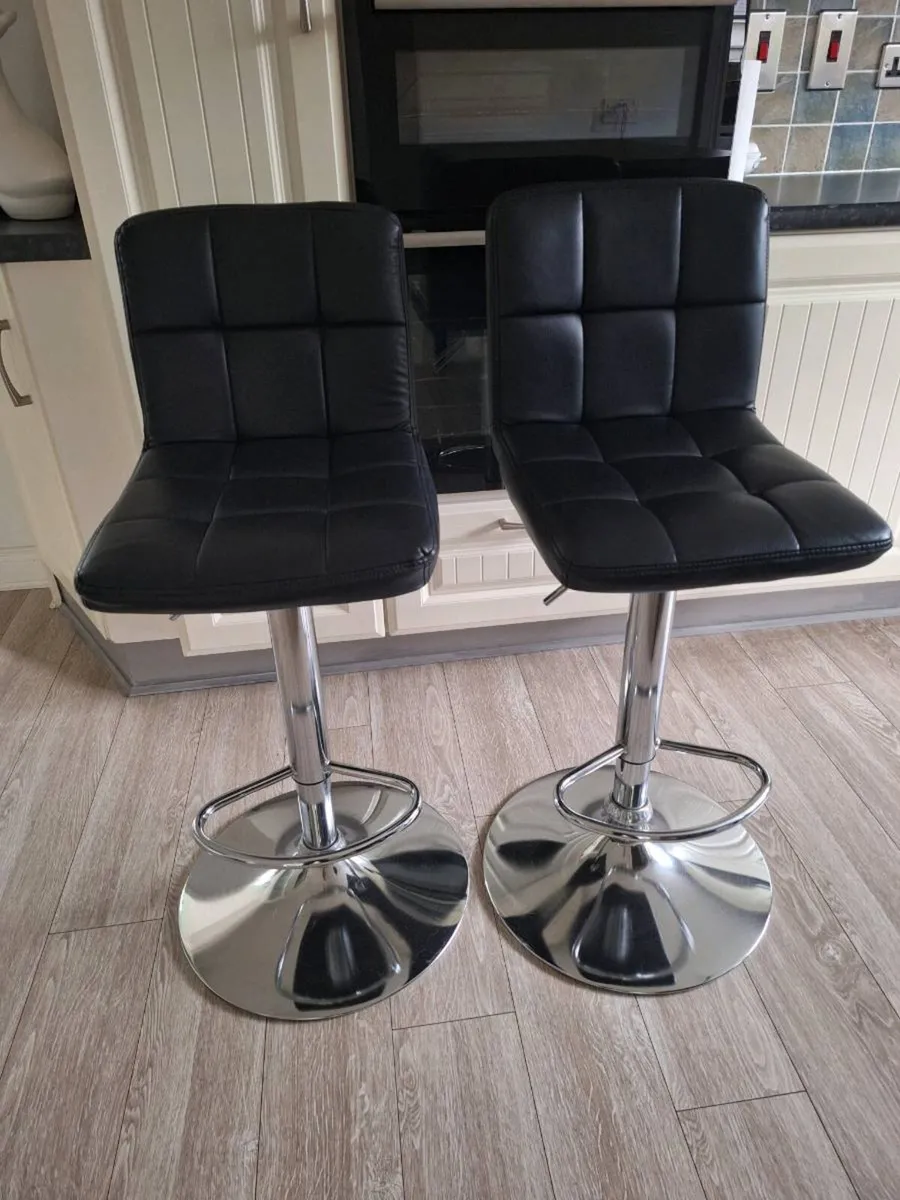 Kitchen bar stools - Image 1