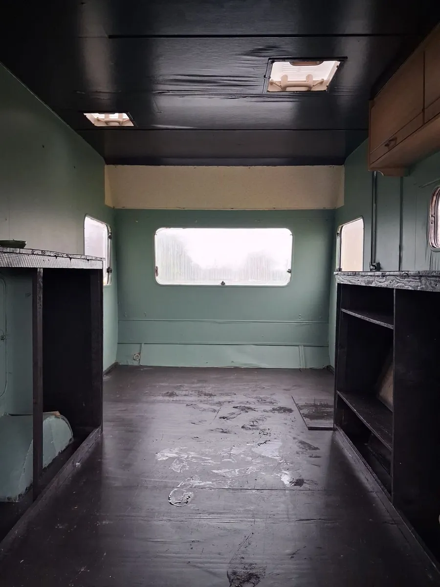 Caravan - Image 4