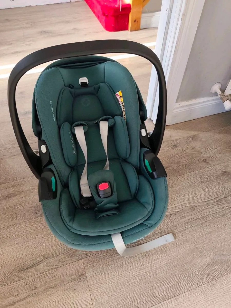 Maxi Cosi Pebble Pro car seat and isofix base - Image 1