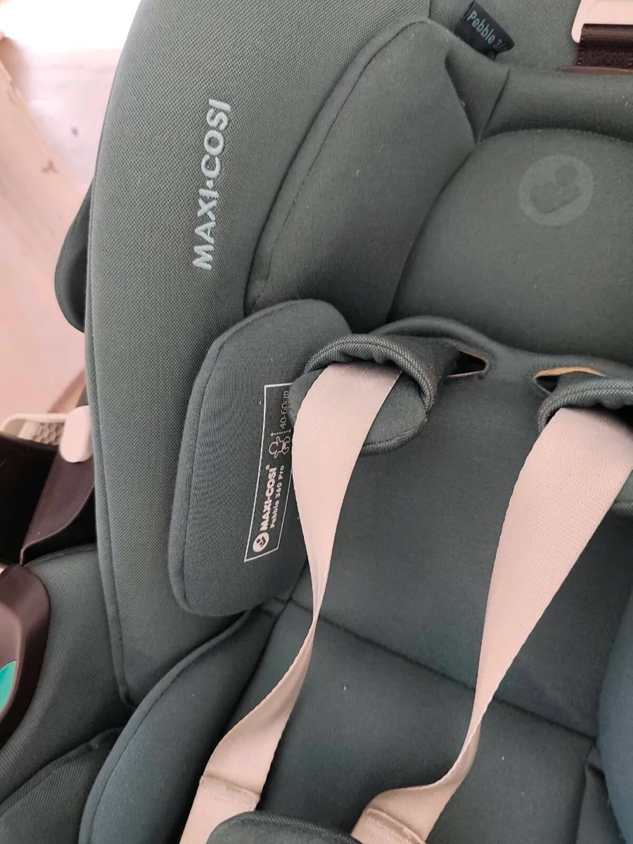 Maxi Cosi Pebble Pro car seat and isofix base - Image 2