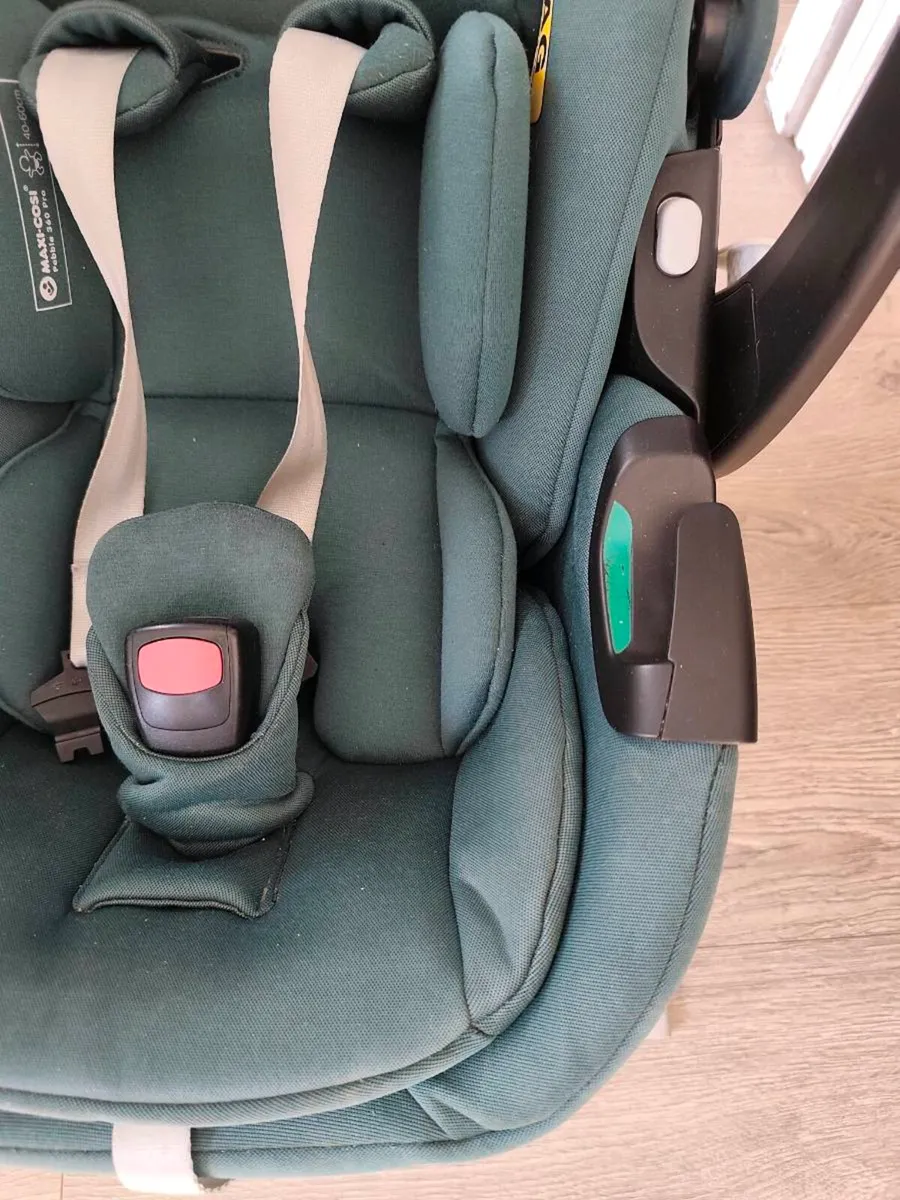 Maxi Cosi Pebble Pro car seat and isofix base - Image 3
