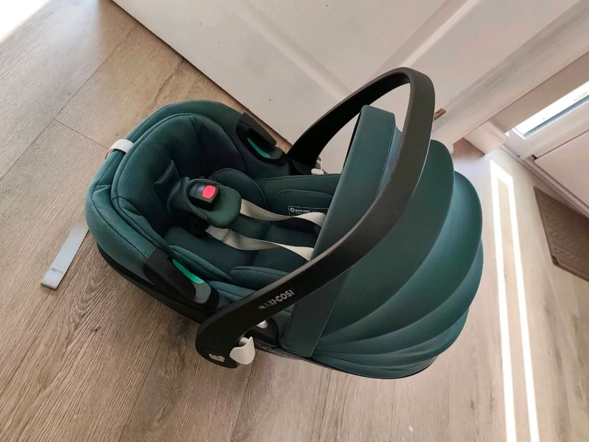 Maxi Cosi Pebble Pro car seat and isofix base - Image 4