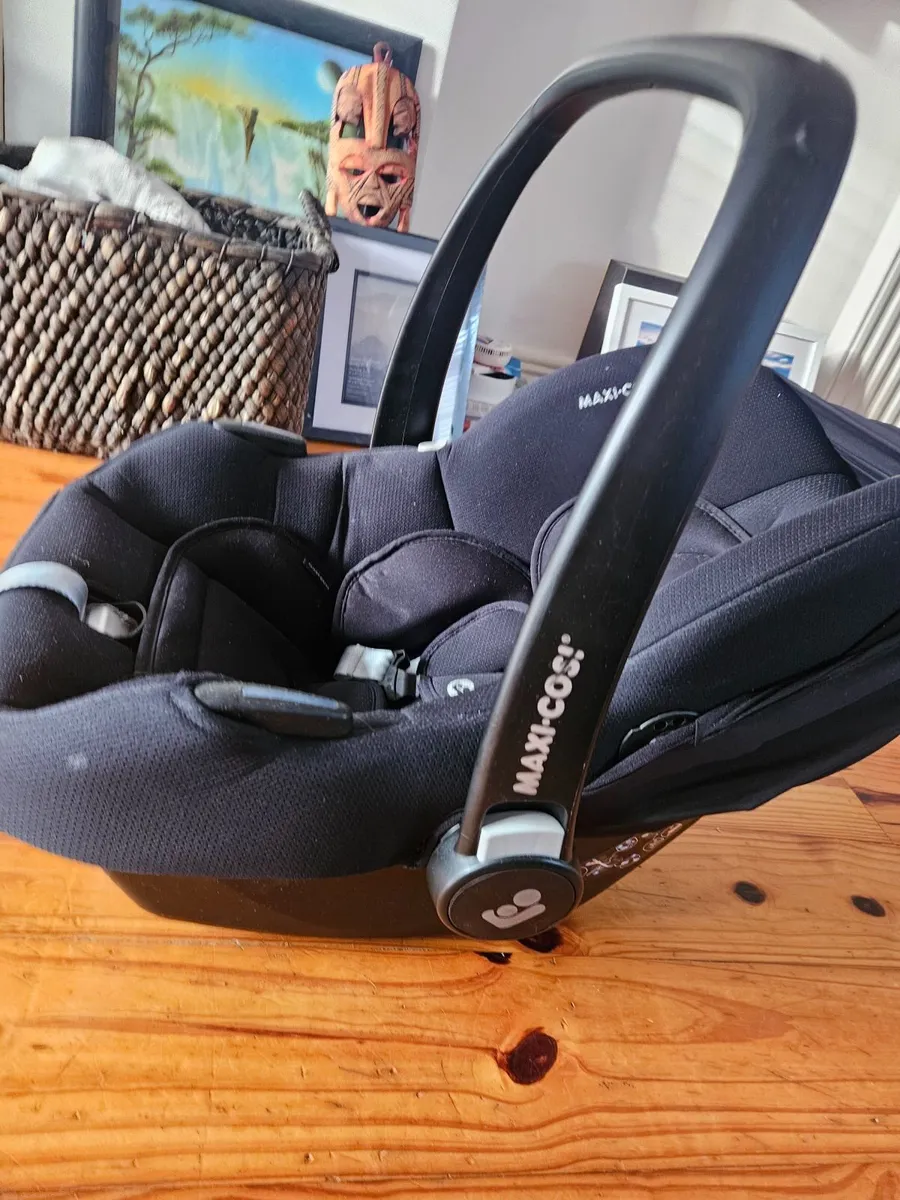 Maxi Cosi car seat & isofix base - Image 1