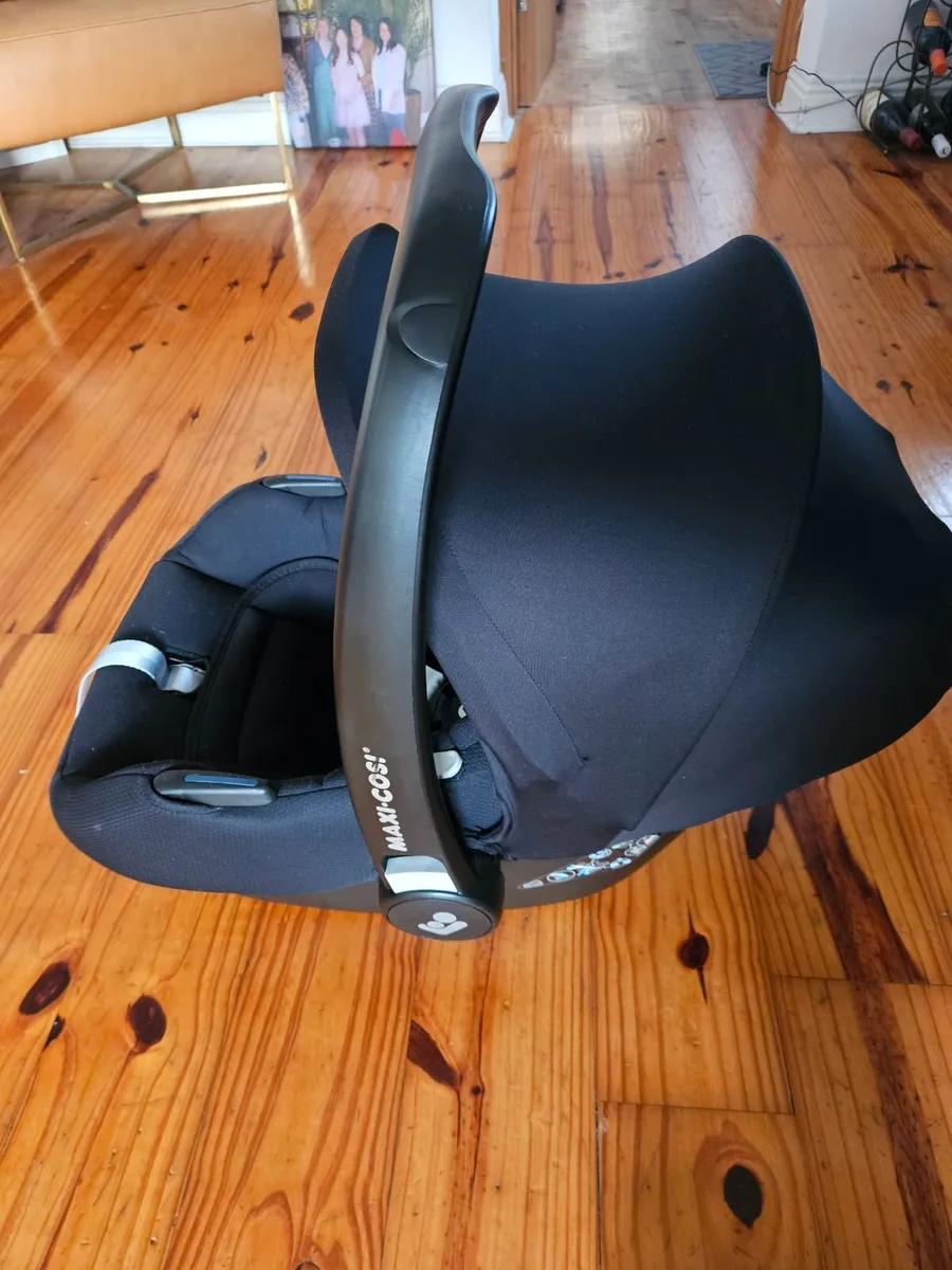 Maxi Cosi car seat & isofix base - Image 3