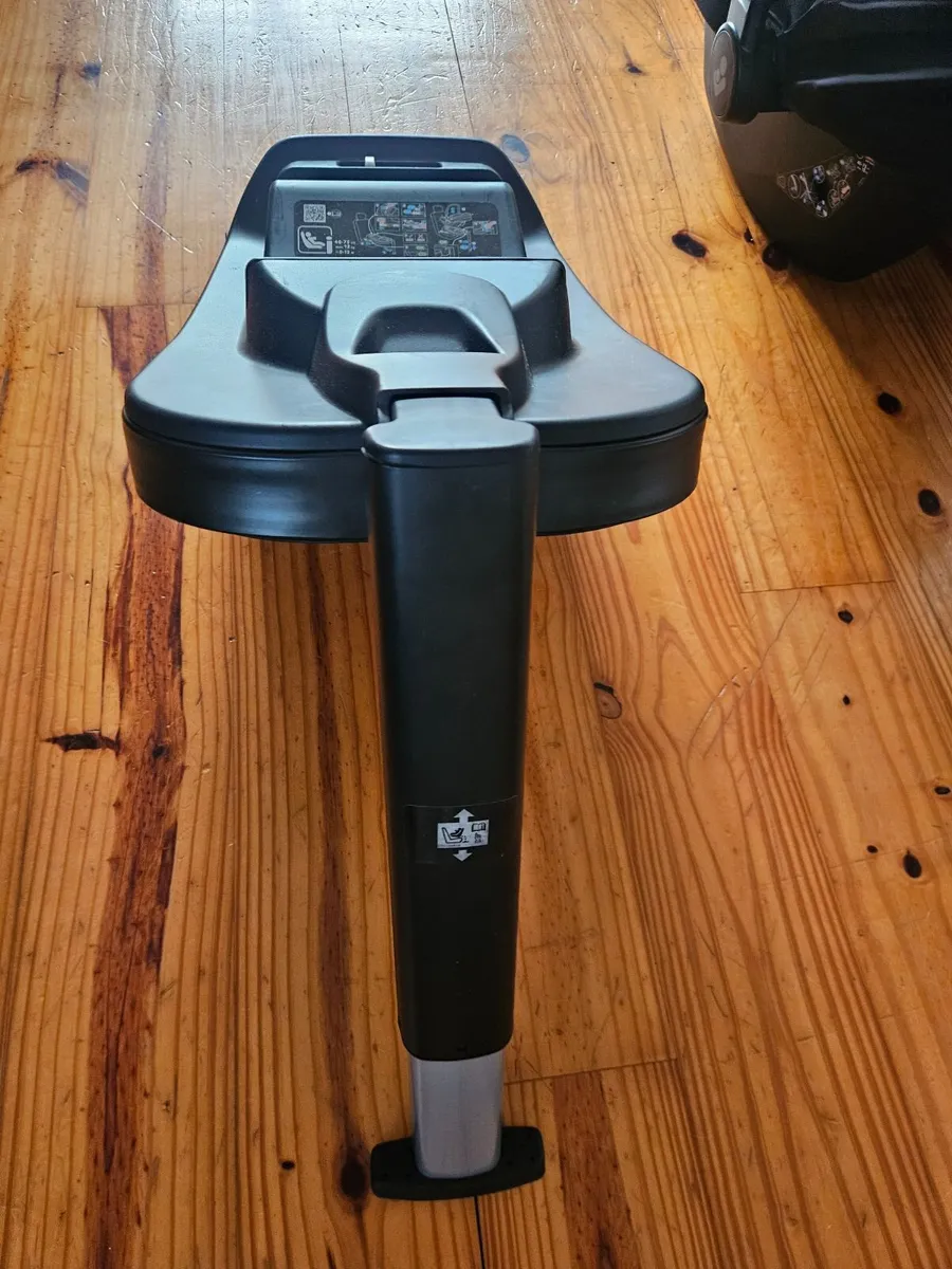 Maxi Cosi car seat & isofix base - Image 4