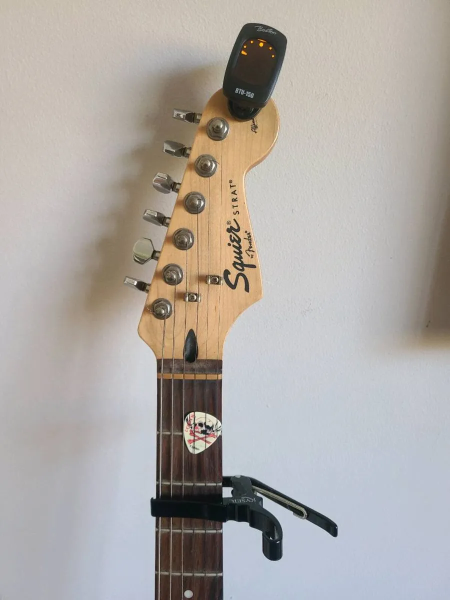 Fender Squire Strat electric guitar - Image 4