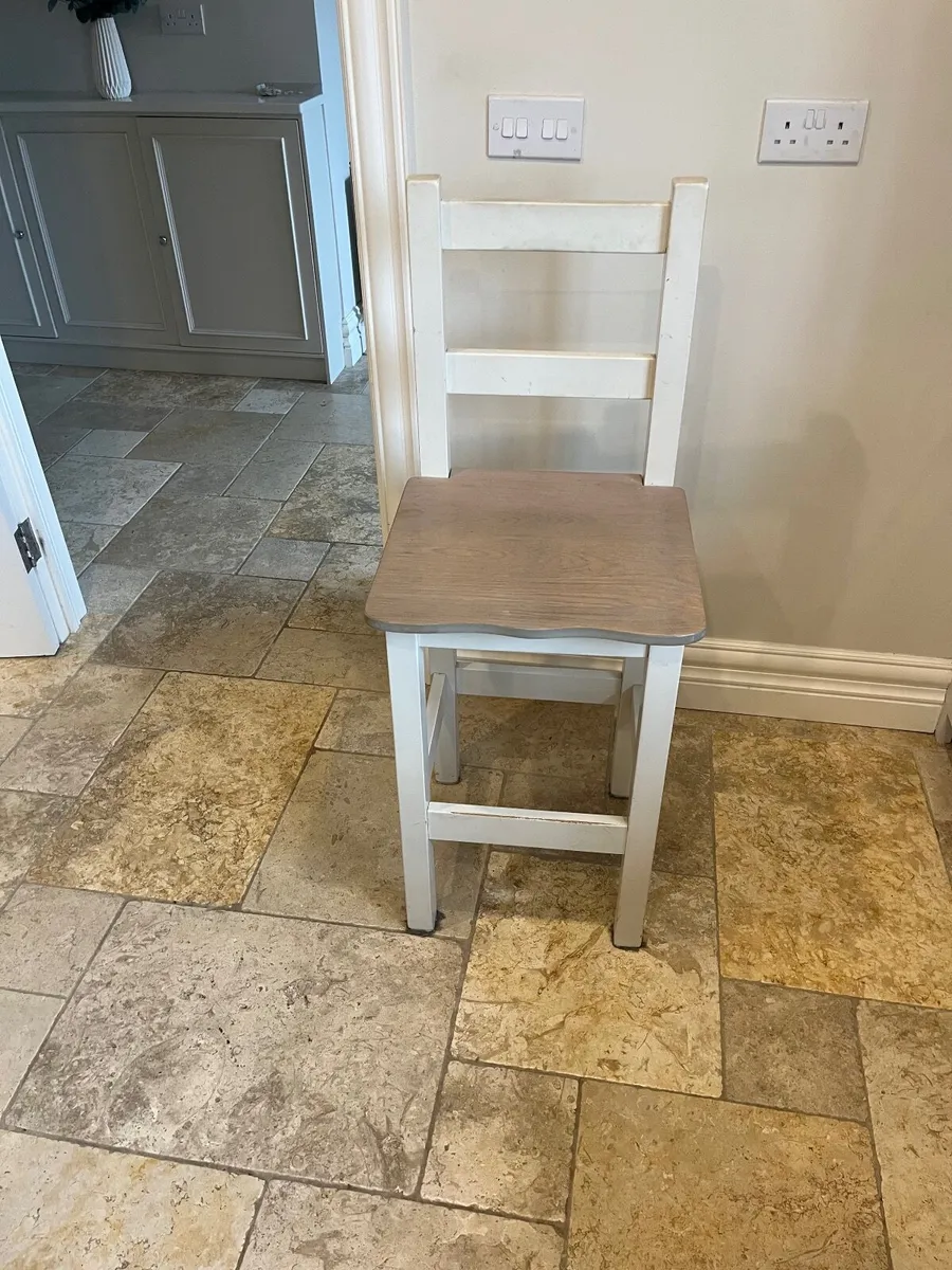 Kitchen island  chairs