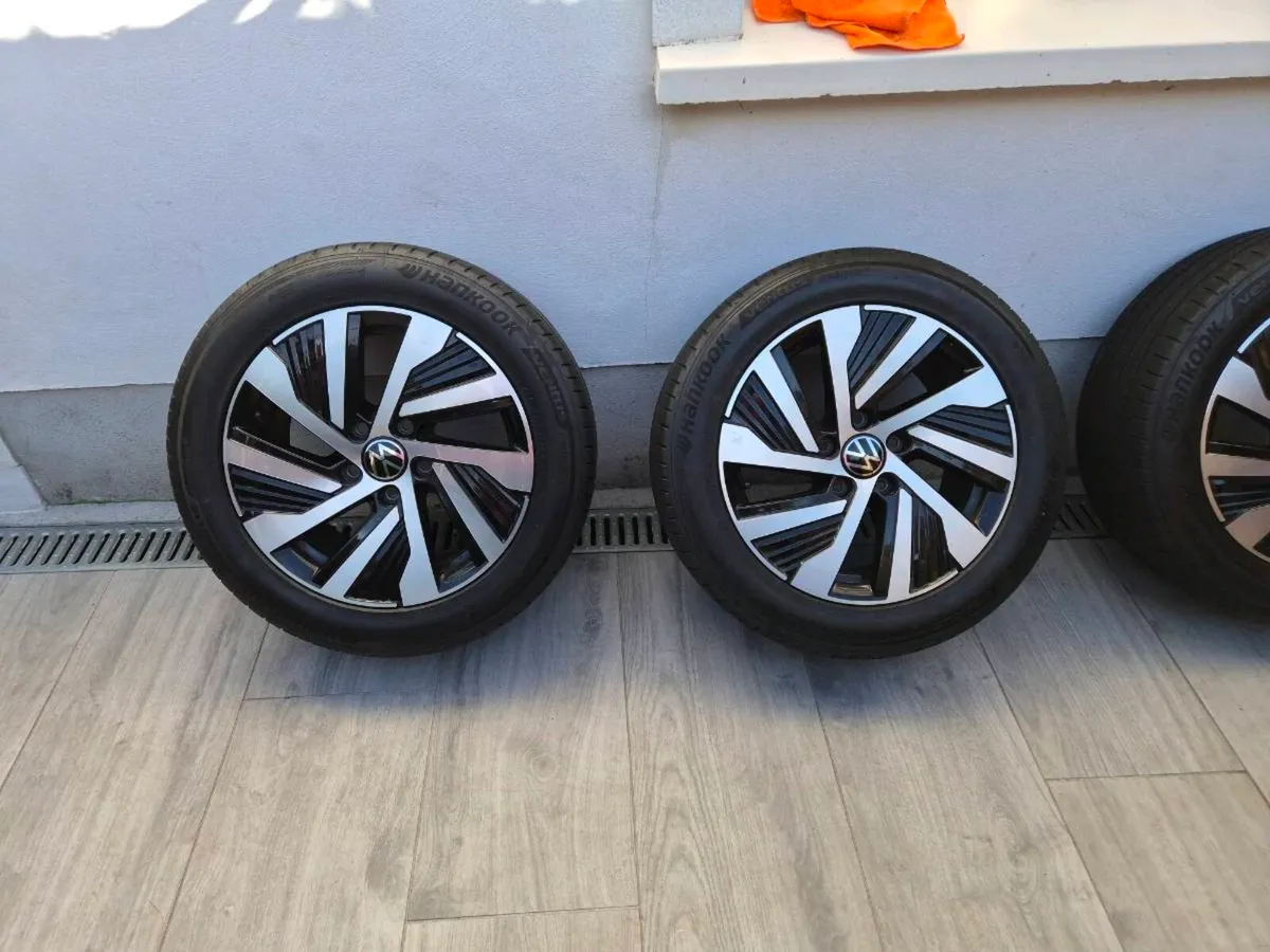Volskwagen Golf genuine alloy wheels - Image 2