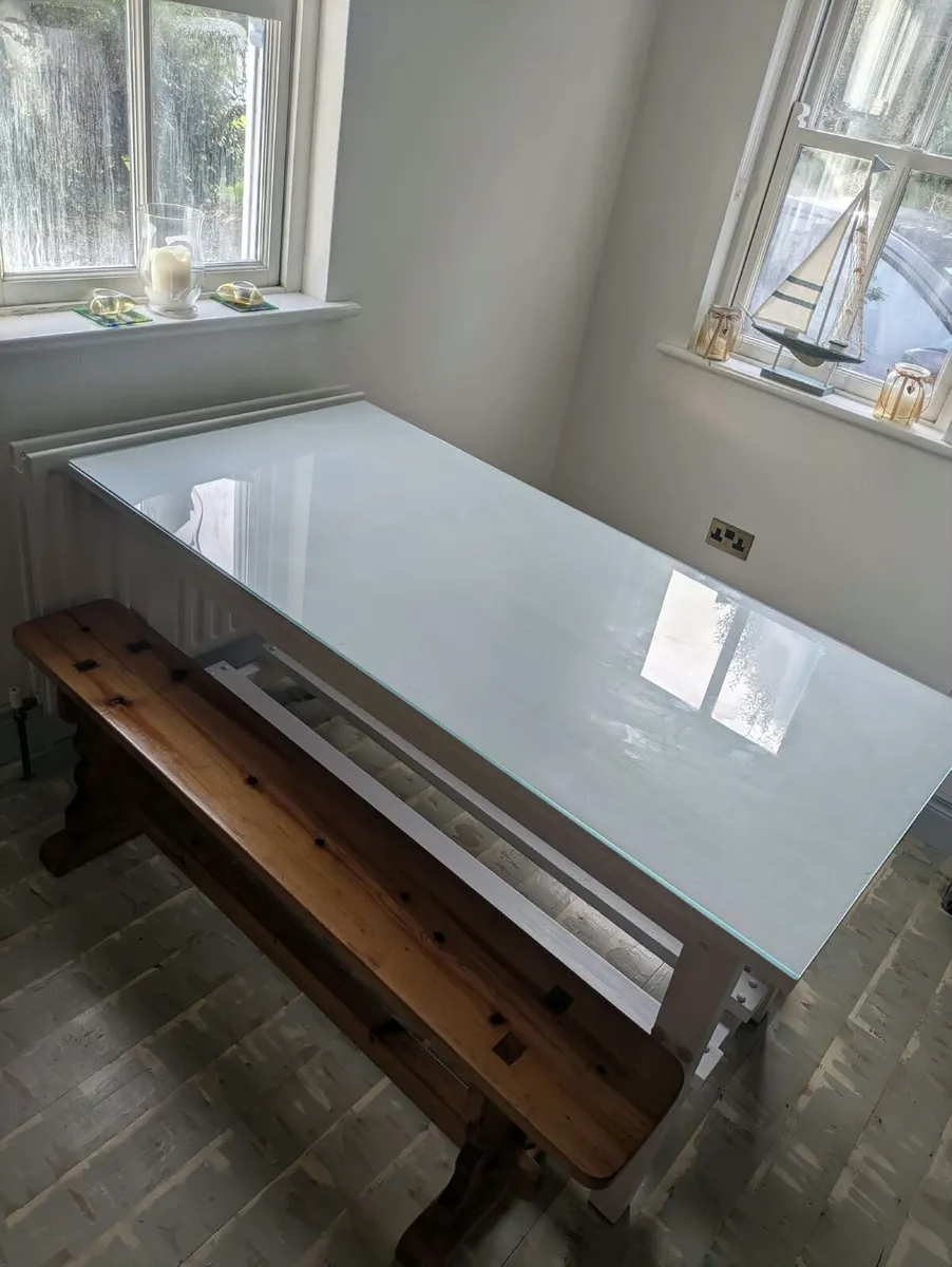 Dining table and chairs - Image 1
