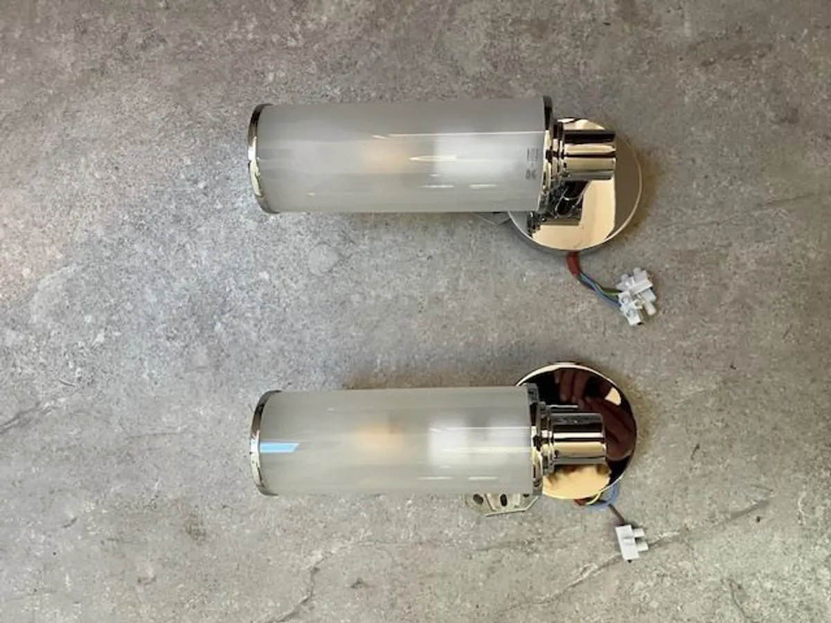 Quality Bathroom Accessories - Mirror, Wall Lights & Toilet Roll Holder - Image 3