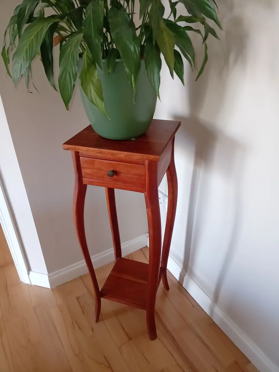 Batavia Plant stand