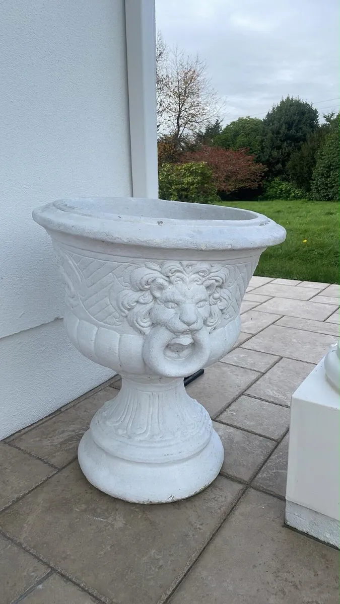 Solid concrete flower pot with tigers head - Image 1