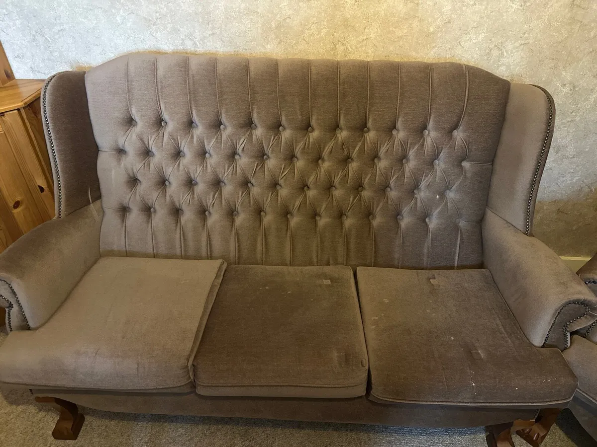 Suite of furniture - Image 1