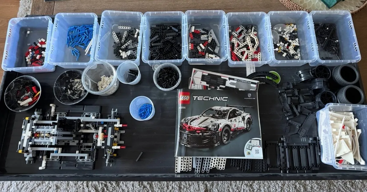 LEGO Technic Porsche 911 RSR (42096) - Image 2