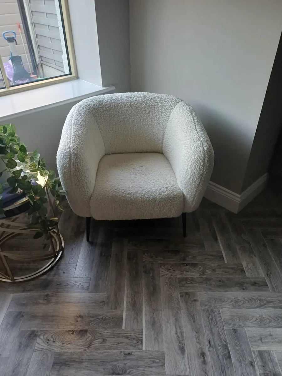 Accent chair - Image 1