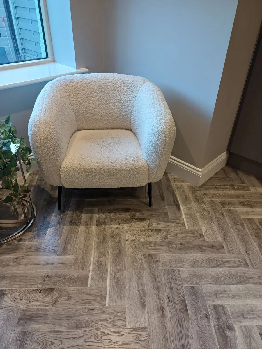 Accent chair - Image 2