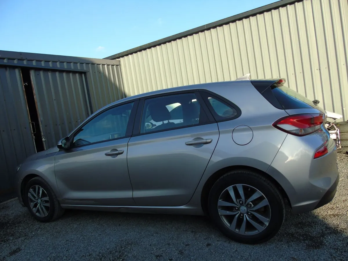 hyundai i30 2018  1.6 diesel breaking - Image 2