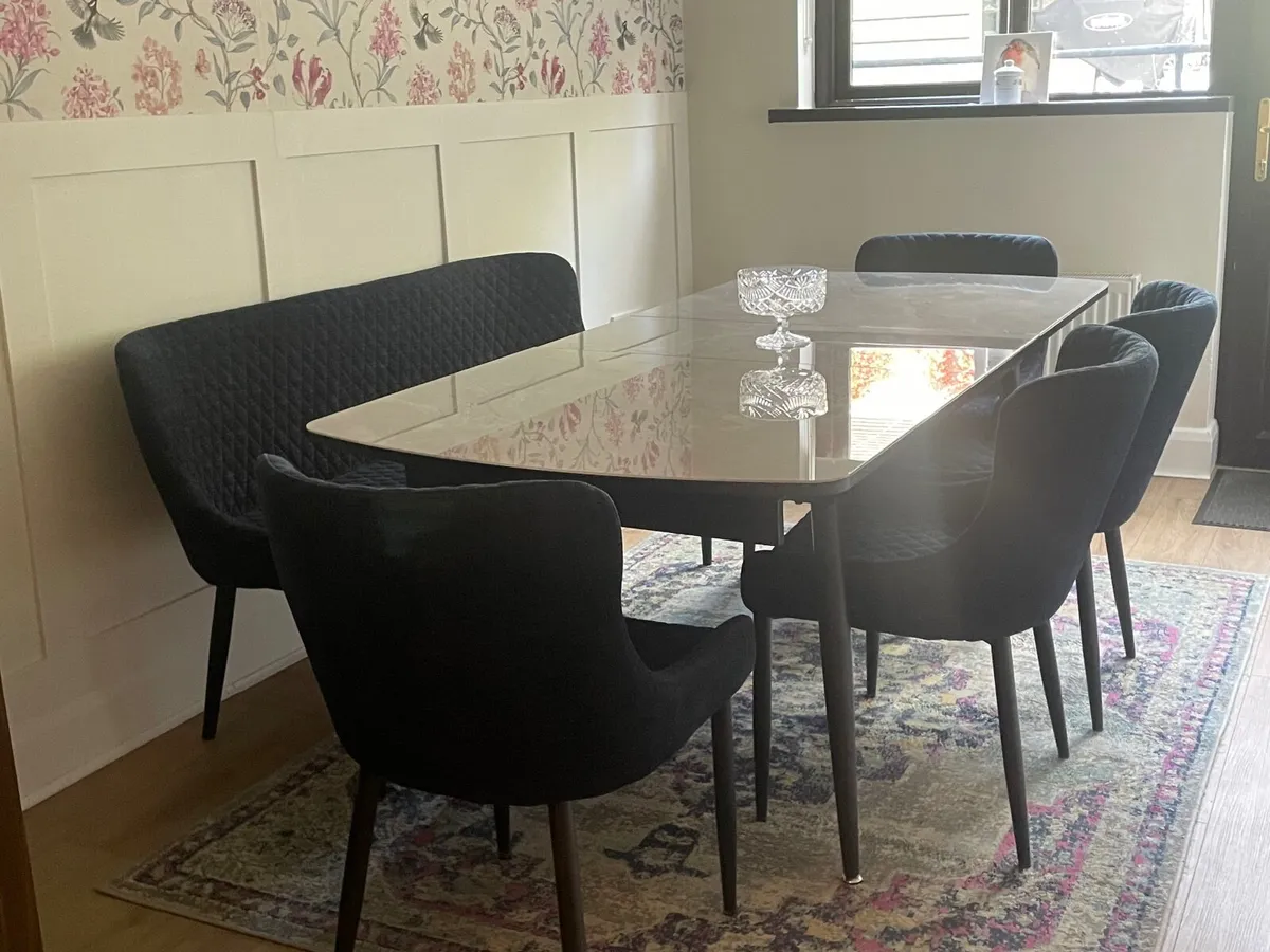 Beautiful Dining Table Set - Image 3