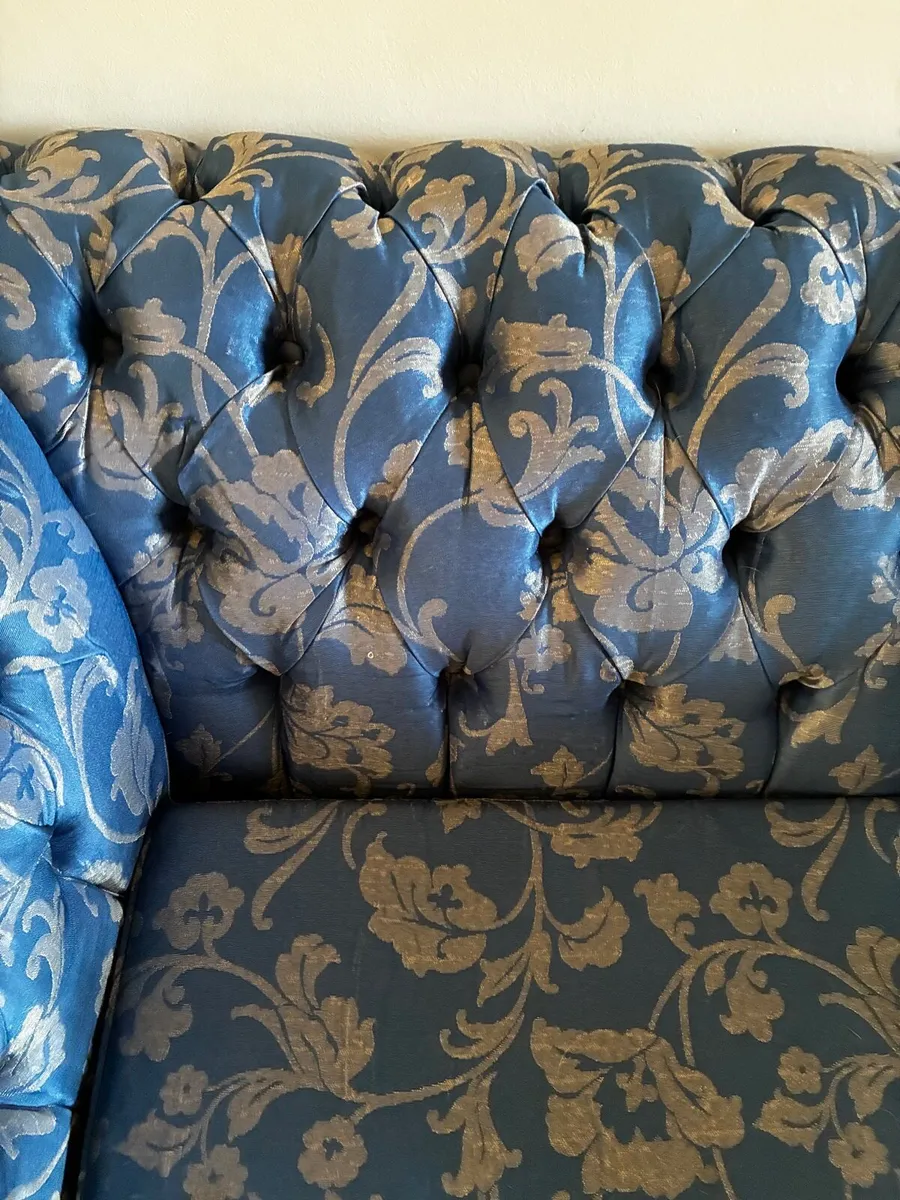 2 seater button back Sofa Vintage Top quality - Image 2