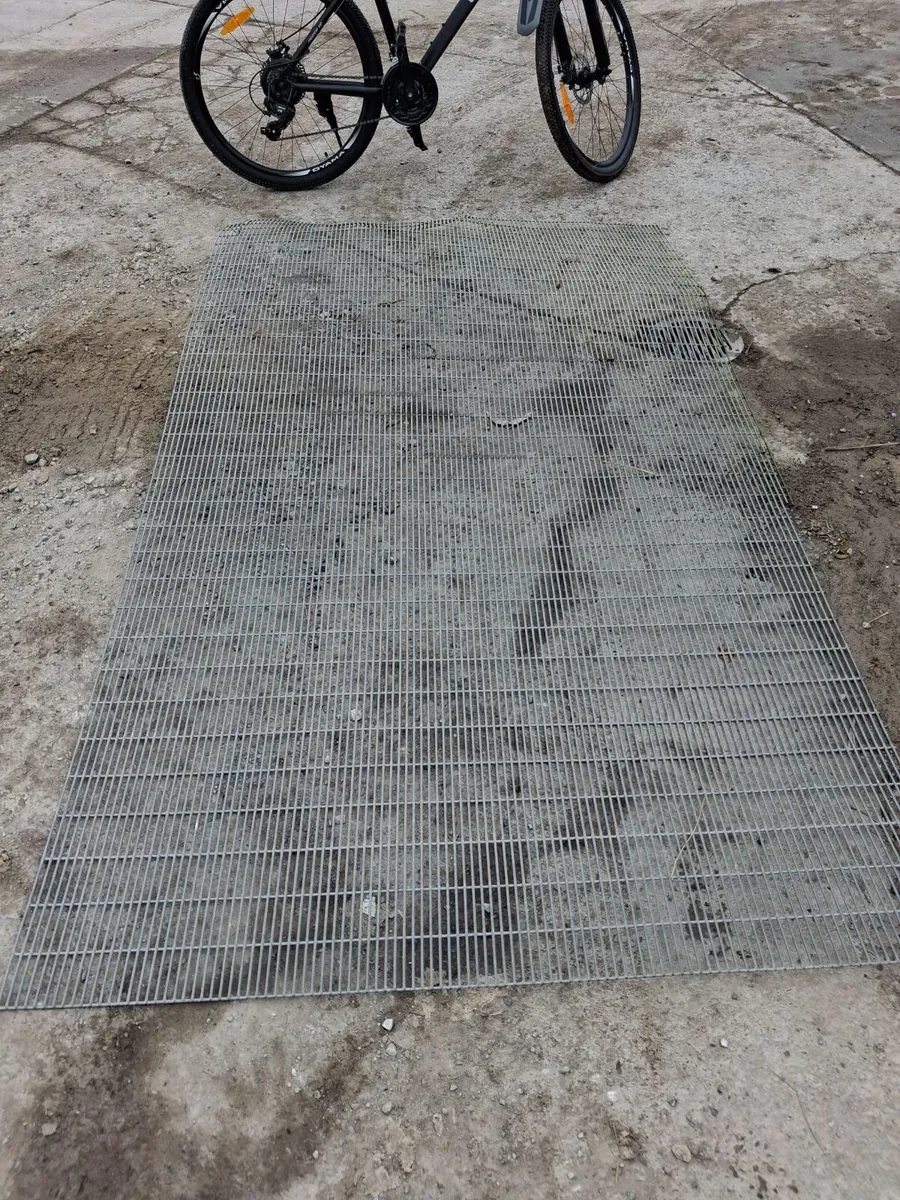 Sheets of mesh - Image 2